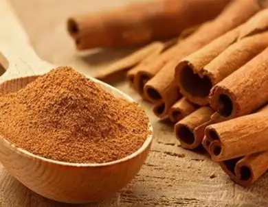 Fresh cinnamon sticks and powder